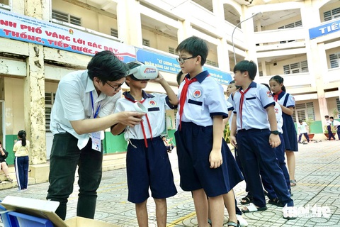 Học sinh Cần Giờ làm lồng đèn con cá, tàu đánh cá mừng lễ Nghinh Ông - Ảnh 4. Học sinh Cần Giờ làm lồng đèn con cá, tàu đánh cá mừng Lễ hội Nghinh Ông - Ảnh 6.