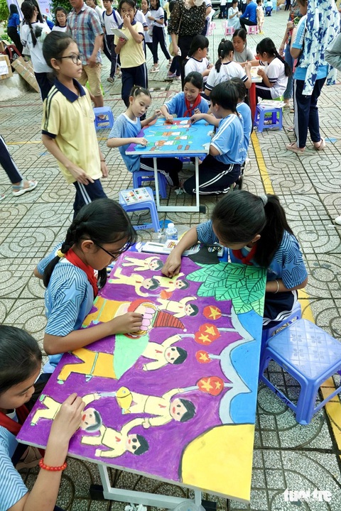 Học sinh Cần Giờ làm lồng đèn con cá, tàu đánh cá mừng Lễ hội Nghinh Ông - Ảnh 8. Học sinh Cần Giờ làm lồng đèn con cá, tàu đánh cá mừng Lễ hội Nghinh Ông - Ảnh 8.