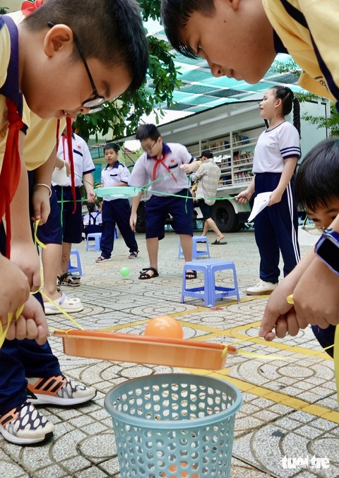 Học sinh Cần Giờ làm lồng đèn con cá, tàu đánh cá mừng Lễ hội Nghinh Ông - Ảnh 10. Học sinh Cần Giờ làm lồng đèn con cá, tàu đánh cá mừng Lễ hội Nghinh Ông - Ảnh 10.