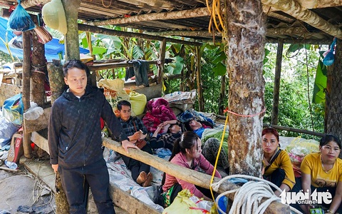 Tột cùng nỗi đau anh công nhân mất 5 người thân vì sạt lở, đám tang làm bên chuồng trâu - Ảnh 1. Tột cùng nỗi đau anh công nhân mất 5 người thân vì sạt lở, đám tang làm bên chuồng trâu - Ảnh 2.