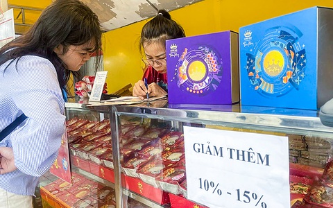 Rằm tháng 8 quạnh hiu quầy bánh trung thu - Ảnh 1. Rằm tháng 8 quạnh hiu quầy bánh trung thu - Ảnh 2.