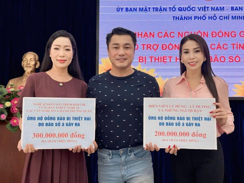 Ngọc Huyền và team chương trình Ngôi sao miệt vườn quyên góp 1,4 tỉ đồng cho đồng bào vùng lũ lụt - Ảnh 4. Ngọc Huyền và team Ngôi sao miệt vườn quyên góp 1,4 tỉ đồng hỗ trợ đồng bào sau bão lũ - Ảnh 5.