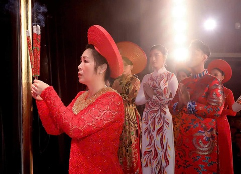 Ngọc Huyền và team chương trình Ngôi sao miệt vườn quyên góp 1,4 tỉ đồng cho đồng bào vùng lũ lụt - Ảnh 5. Ngọc Huyền và team chương trình Ngôi sao miệt vườn quyên góp 1,4 tỉ đồng cho đồng bào vùng lũ lụt - Ảnh 3.