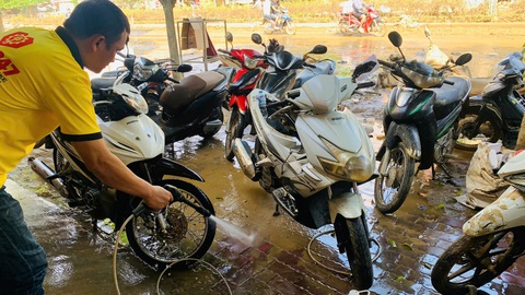 Anh em Hà Nội, Đà Nẵng sửa xe miễn phí giúp bà con Yên Bái sau lũ - Ảnh 2. Anh em Hà Nội, Đà Nẵng sửa xe miễn phí giúp bà con Yên Bái sau lũ - Ảnh 2.