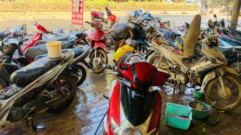 Anh em Hà Nội, Đà Nẵng sửa xe miễn phí giúp bà con Yên Bái sau lũ - Ảnh 3. Anh em Hà Nội, Đà Nẵng sửa xe miễn phí giúp bà con Yên Bái sau lũ - Ảnh 3.