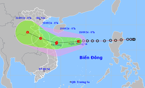 Áp thấp nhiệt đới hướng vào vùng biển Quảng Trị - Đà Nẵng, miền Trung đang mưa to - Ảnh 1.