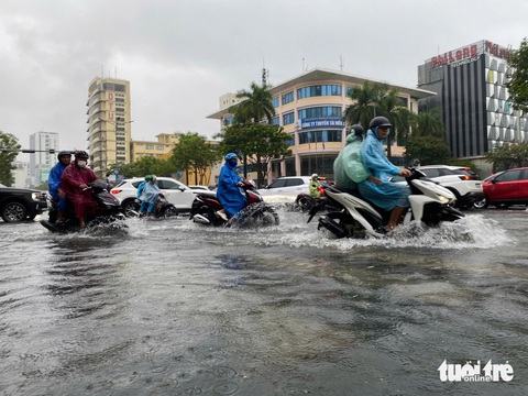 Đà Nẵng cho học sinh nghỉ học vì mưa lớn - Ảnh 1.