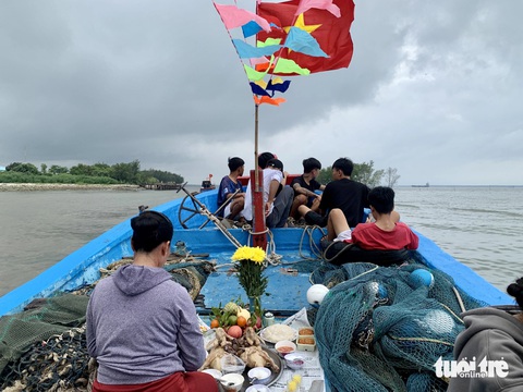 Đặc sắc lễ đưa rước Nghinh Ông cầu mưa thuận gió hòa - Ảnh 15. Sáng nay giữa những cơn mưa, Cần Giờ làm lễ đưa rước Nghinh Ông cầu mưa thuận gió hòa - Ảnh 15.