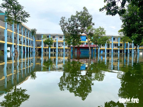 Nhiều học sinh ở rốn lũ Chương Mỹ có thể phải nghỉ học hơn 20 ngày, không thể học trực tuyến - Ảnh 7.