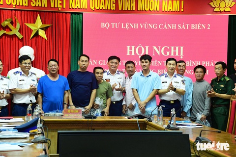 Cận cảnh tàu Cảnh sát biển vượt sóng dữ cứu 8 thuyền viên tàu hàng bị chìm - Ảnh 9.