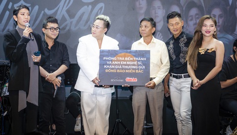 Ca sĩ Quang Hà ôm thùng tiền đi quyên góp: thêm được đồng nào là giúp bà con thêm được chút! - Ảnh 1. Hát với tất cả trái tim vì đồng bào miền Bắc - Ảnh 1.