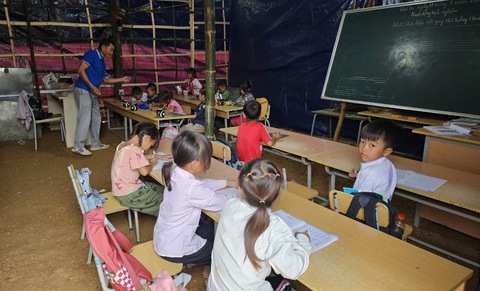 Thầy cô giáo gác việc nhà, lo việc trường lớp - Ảnh 2. Thầy cô giáo gác việc nhà, lo việc trường lớp - Ảnh 2.