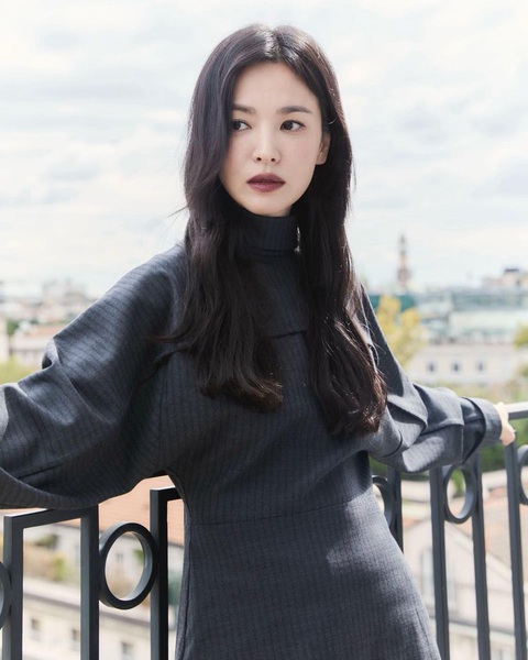 Song Hye Kyo 'lăng xê' mốt môi thâm quyến rũ tại Milan - Ảnh 1.