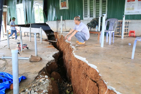 Xuất hiện thêm nhiều vết nứt trên quốc lộ 14 - Ảnh 1. Xuất hiện thêm nhiều vết nứt 'khủng' trên quốc lộ 14 - Ảnh 1.