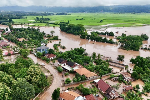 Việt Nam thăm hỏi tình hình ngập lụt, sạt lở do mưa lũ kéo dài tại Lào - Ảnh 1. Việt Nam thăm hỏi tình hình mưa lũ, sạt lở tại Lào - Ảnh 1.