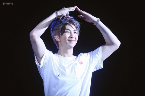 IU và RM BTS: Những ‘tấm lòng vàng’ của K-pop - Ảnh 5. IU và RM BTS: Những ‘tấm lòng vàng’ của K-pop - Ảnh 5.