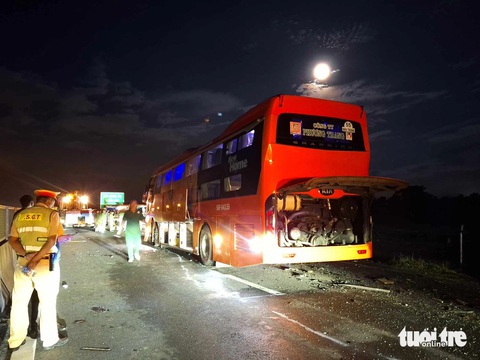 Xe Phương Trang tông đuôi xe Hồng Sơn trên cao tốc Vĩnh Hảo - Phan Thiết, 2 người chết tại chỗ - Ảnh 5. Xe Phương Trang tông đuôi xe Hồng Sơn trên cao tốc Vĩnh Hảo - Phan Thiết, 2 người chết tại chỗ - Ảnh 5.