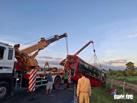 Xe Phương Trang tông đuôi xe Hồng Sơn trên cao tốc Vĩnh Hảo - Phan Thiết, 2 người chết tại chỗ - Ảnh 9. Xe Phương Trang tông đuôi xe Hồng Sơn trên cao tốc Vĩnh Hảo - Phan Thiết, 2 người chết tại chỗ - Ảnh 9.