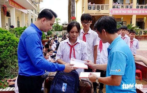 Tuổi Trẻ trao 600 phần quà cho học trò vùng lũ Lào Cai - Ảnh 1. Tuổi Trẻ trao 600 phần quà cho học trò vùng lũ Lào Cai - Ảnh 1.
