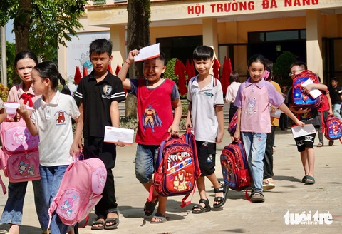 Tuổi Trẻ trao 600 phần quà cho học trò vùng lũ Lào Cai - Ảnh 4. Tuổi Trẻ trao 600 phần quà cho học trò vùng lũ Lào Cai - Ảnh 4.
