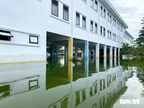 Dạy học bù sau mưa lũ: Không gây áp lực cho học sinh, giáo viên - Ảnh 1.