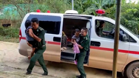Kịp thời cứu 4 trẻ em người Lào ăn phải nấm độc - Ảnh 1. Kịp thời cứu 4 trẻ người Lào ăn phải nấm độc - Ảnh 1.