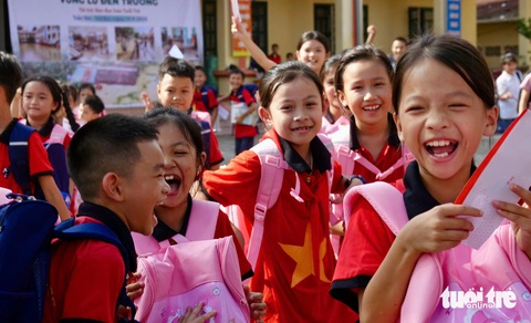 Ba lô mới, vở bút mới và nụ cười của học sinh vùng lũ Trấn Yên - Ảnh 2.