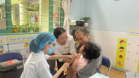 Ban giám đốc Sở Y tế TP.HCM xuống từng địa bàn 'thúc' tăng tốc tiêm đủ mũi sởi - Ảnh 2.