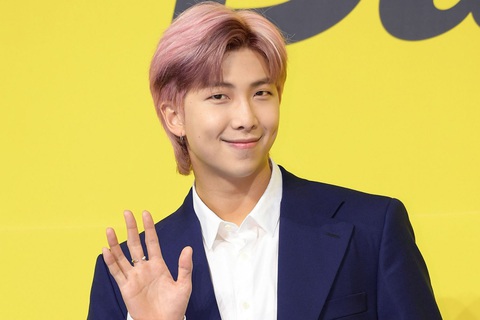IU và RM BTS: Những ‘tấm lòng vàng’ của K-pop - Ảnh 4. IU và RM BTS: Những ‘tấm lòng vàng’ của K-pop - Ảnh 4.