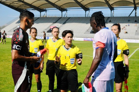 Trọng tài nữ Việt Nam đầu tiên điều hành tại vòng loại U20 châu Á 2025 - Ảnh 1. Trọng tài nữ Việt Nam đầu tiên điều hành tại vòng loại U20 châu Á 2025 - Ảnh 1.