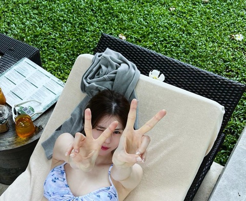 Bóng mắt với những bức ảnh 'mát mẻ' của Han So Hee - Ảnh 3. 'Bỏng mắt' với loạt ảnh bikini của Han So Hee - Ảnh 3.