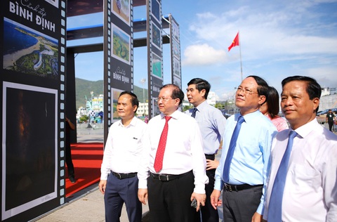 Người dân thích thú ngắm ảnh đẹp về Bình Định xưa và nay - Ảnh 9. Người dân thích thú ngắm ảnh đẹp về Bình Định xưa và nay - Ảnh 8.
