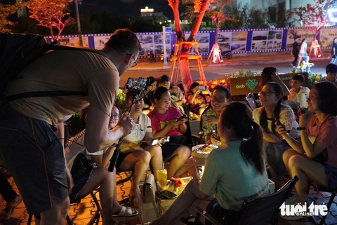 Đổ xô ra phố đi bộ Bạch Đằng hóng mát, ngắm sông Hàn - Ảnh 7.