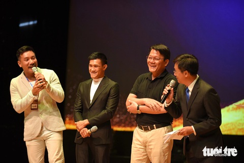 'Độc cô cầu bại' - Nguyễn Trần Duy Nhất giao lưu cùng khán giả Quy Nhơn ở buổi chiếu phim du lịch - Ảnh 1. 'Độc cô cầu bại' - Nguyễn Trần Duy Nhất giao lưu cùng khán giả Quy Nhơn tại buổi chiếu phim du lịch - Ảnh 1.