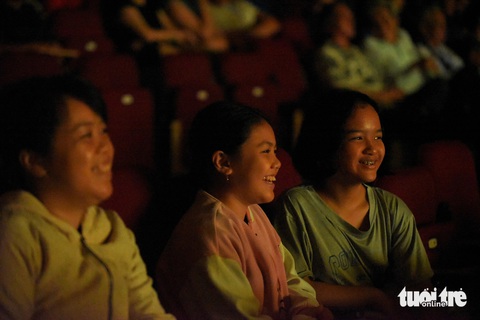 'Độc cô cầu bại' - Nguyễn Trần Duy Nhất giao lưu cùng khán giả Quy Nhơn ở buổi chiếu phim du lịch - Ảnh 6. 'Độc cô cầu bại' - Nguyễn Trần Duy Nhất giao lưu cùng khán giả Quy Nhơn tại buổi chiếu phim du lịch - Ảnh 5.