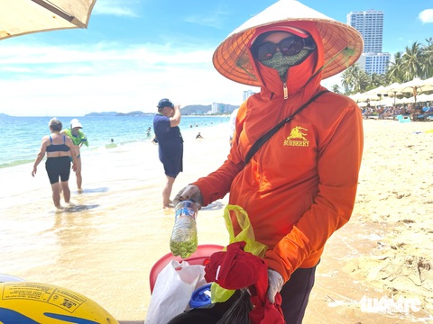 Dầu vón cục vẫn còn xuất hiện ở biển Nha Trang, dính đầy chân du khách - Ảnh 4. Dầu vón cục vẫn còn xuất hiện ở biển Nha Trang, dính đầy chân du khách - Ảnh 4.