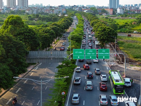 Người dân ùn ùn trở lại Hà Nội dù chưa hết nghỉ lễ, cảnh sát chặn xe đi vào làn khẩn cấp cao tốc - Ảnh 10.