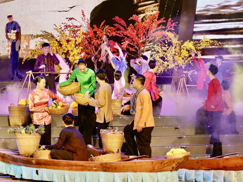 Hàng ngàn người xem đêm nhạc mừng Quốc khánh 2-9 trên đường đi bộ Nguyễn Huệ - Ảnh 11. Hàng ngàn người xem đêm nhạc mừng Quốc khánh 2-9 trên đường đi bộ Nguyễn Huệ - Ảnh 11.