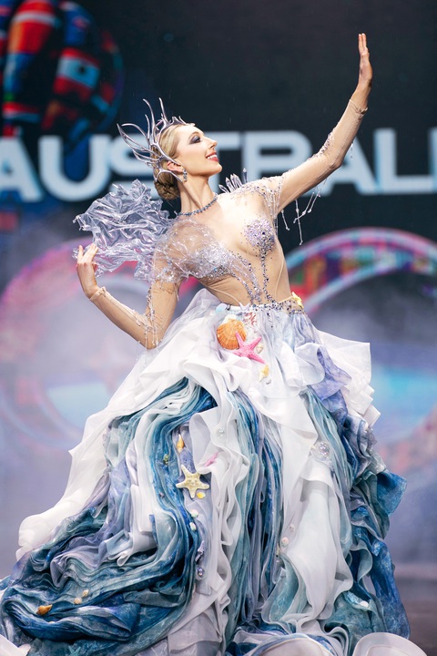 Ngắm những bộ trang phục dân tộc cầu kỳ tại Miss Cosmo 2024 - Ảnh 7. Đêm thi trang phục dân tộc kéo dài tại Miss Cosmo 2024 vì diễn thêm cả thời trang cho trẻ em? - Ảnh 7.