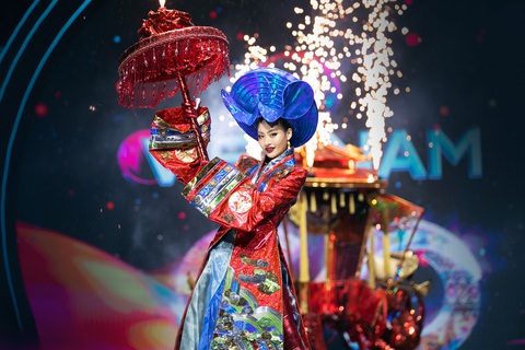 Ngắm những bộ trang phục dân tộc cầu kỳ tại Miss Cosmo 2024 - Ảnh 1. Ngắm những bộ trang phục dân tộc cầu kỳ tại Miss Cosmo 2024 - Ảnh 1.