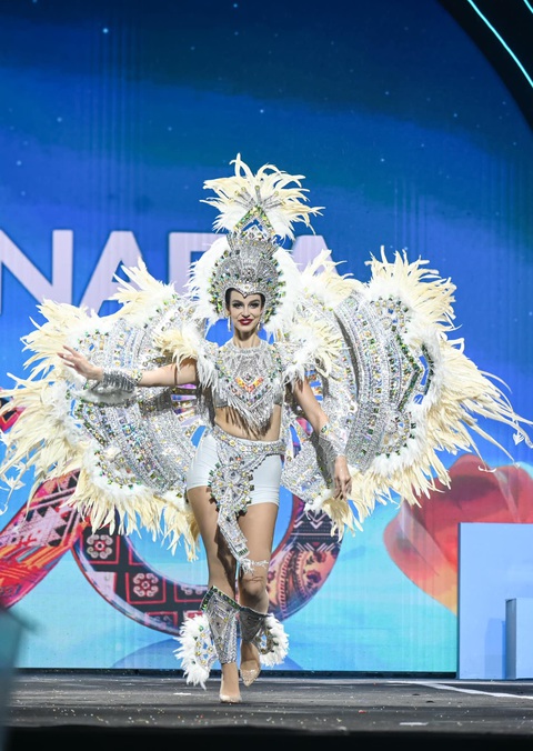 Ngắm những bộ trang phục dân tộc cầu kỳ tại Miss Cosmo 2024 - Ảnh 12. Ngắm những bộ trang phục dân tộc cầu kỳ tại Miss Cosmo 2024 - Ảnh 12.