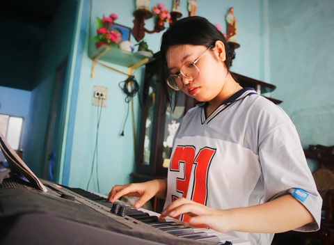 Bỏ kết quả đại học ở TP.HCM, chọn quê nhà vì không có tiền - Ảnh 4. Bỏ kết quả đại học ở TP.HCM, chọn quê nhà vì không có tiền - Ảnh 5.