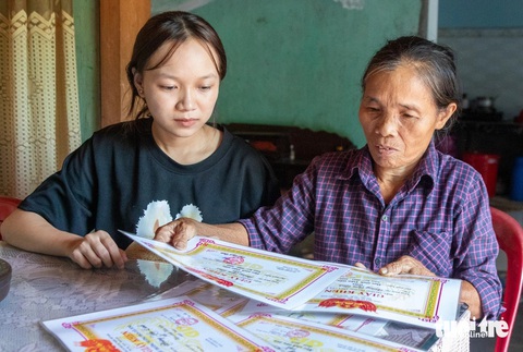 Xuất đàn heo, vét hạt tiêu cho cháu đi học - Ảnh 1. Bà nội nuôi heo quanh năm chăm đứa cháu bị bỏ rơi vào cao đẳng - Ảnh 1.