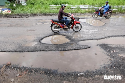 Một con đường ở Thủ Đức đầy rẫy 'hố bom' sâu hơn gang tay - Ảnh 2.