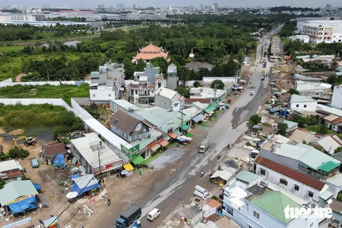 Một con đường ở Thủ Đức đầy rẫy 'hố bom' sâu hơn gang tay - Ảnh 7.