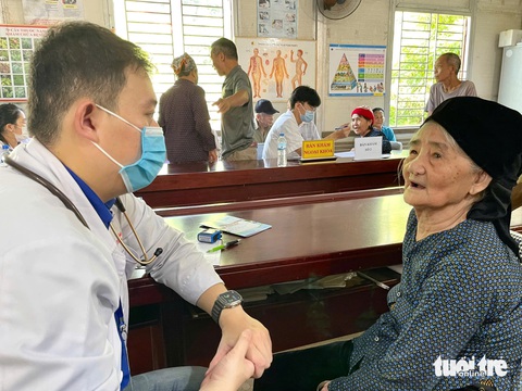 Tuổi trẻ TP.HCM dựng nhà, khám bệnh cho bà con vùng lũ - Ảnh 4.