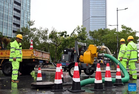 Thượng Hải xác xơ vì hai cơn bão ập vào trong bốn ngày - Ảnh 5. Thượng Hải xác xơ vì hai cơn bão ập vào trong bốn ngày - Ảnh 4.