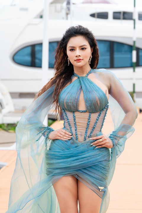 Hoàng Thùy, Đặng Thanh Ngân, Thạch Thu Thảo trình diễn thời trang biển - Ảnh 9. Hoàng Thùy, Đặng Thanh Ngân, Thạch Thu Thảo trình diễn thời trang biển - Ảnh 9.