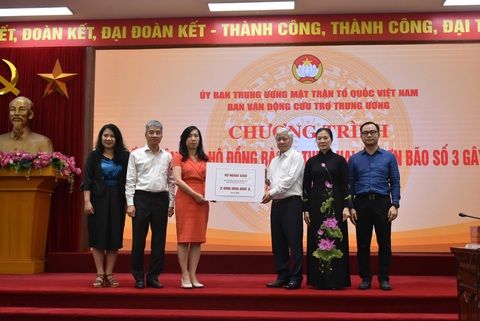 Kiều bào gửi trao 19,3 tỉ đồng hỗ trợ đồng bào chịu ảnh hưởng của bão số 3 - Ảnh 1. 19,3 tỉ đồng của kiều bào hỗ trợ đồng bào chịu ảnh hưởng của bão số 3 - Ảnh 1.
