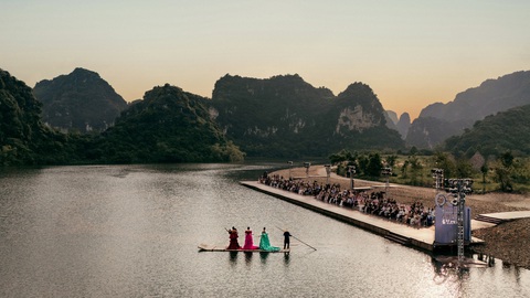 H’Hen Niê, Ngọc Châu, Bùi Xuân Hạnh trình diễn thời trang trên bè ở Tràng An - Ảnh 2. H’Hen Niê, Ngọc Châu, Bùi Xuân Hạnh trình diễn thời trang trên bè ở Tràng An - Ảnh 2.